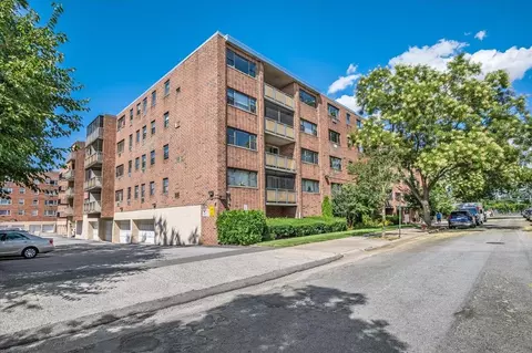 100 Clinton Ave #4T, North Hempstead, NY 11501