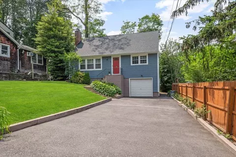 8 Dune Ct, Northport, NY 11768