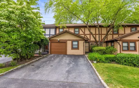 24 Hampton Ct, Woodbury, NY 11797