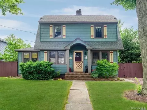 10 Central Pkwy, Merrick, NY 11566