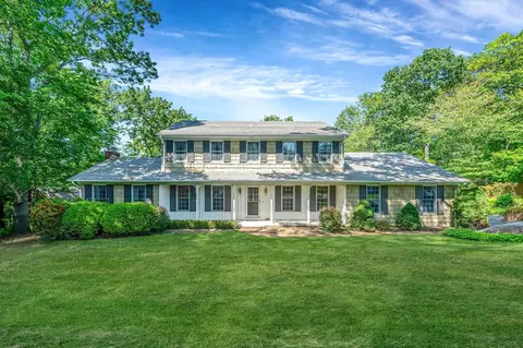 7 Sandpiper Ct, Shoreham, NY 11786