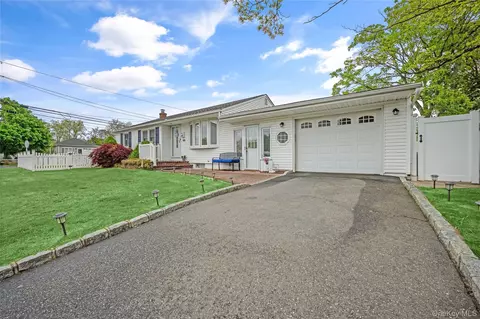 56 15th Ave, West Babylon, NY 11704