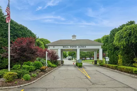 124 Pond View Dr #317, North Hempstead, NY 11050