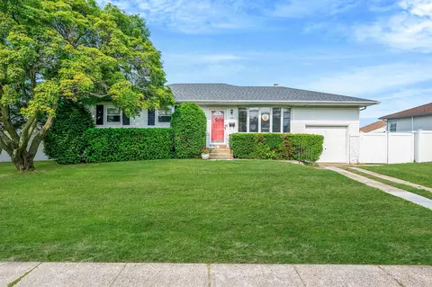 22 Bluebell Ln, North Babylon, NY 11703
