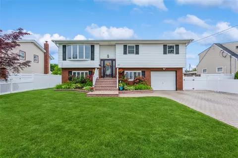 316 43rd St, Lindenhurst, NY 11757