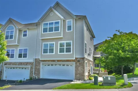 2 Hidden Creek Blvd, Monroe, NY 10950