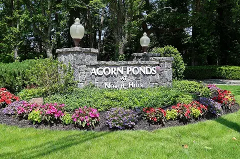 41 Acorn Ponds Dr, North Hempstead, NY 11576