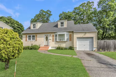 18 Hilliard Ave, Central Islip, NY 11722