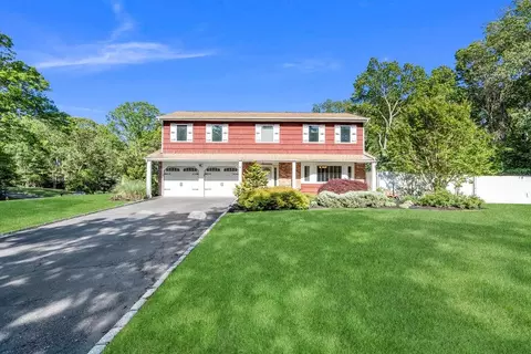 17 Woodview Dr, Nesconset, NY 11767