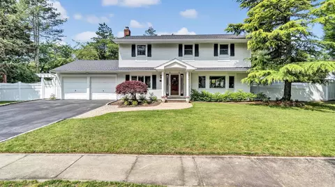 12 Frost Pond Rd, Greenlawn, NY 11740