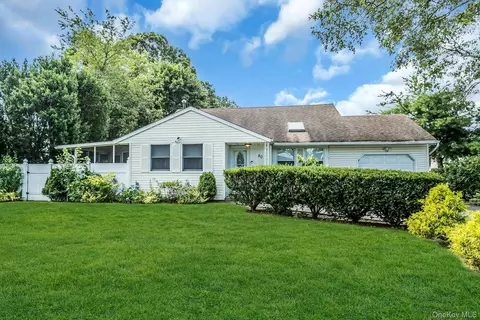 40 King Ave, Selden, NY 11784