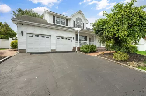 8 Tecumseh Ct, Commack, NY 11725