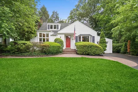 23 Lee St, Huntington, NY 11743