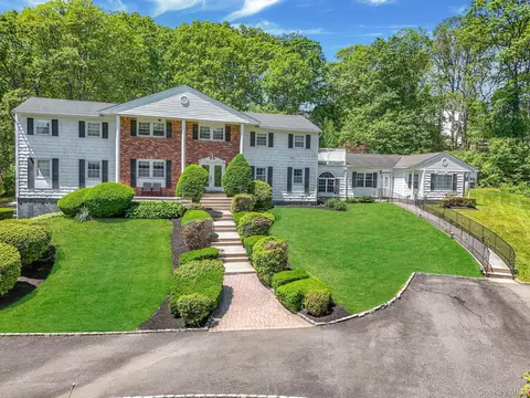 11 Country Squire Ct, Dix Hills, NY 11746