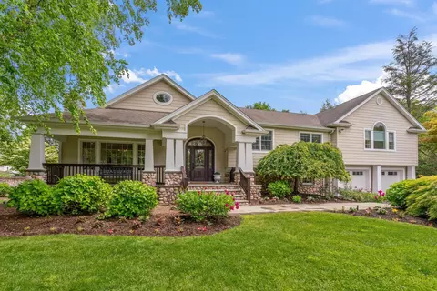 30 Salem Ridge Dr, Huntington, NY 11743