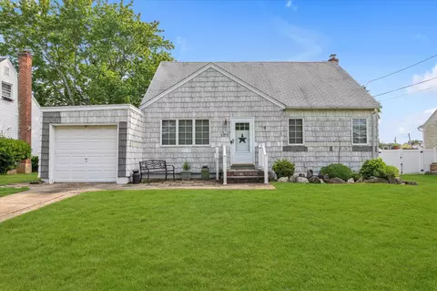 2693 Fox Rd, Baldwin, NY 11510