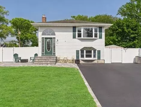 147 Connetquot Rd, Oakdale, NY 11769