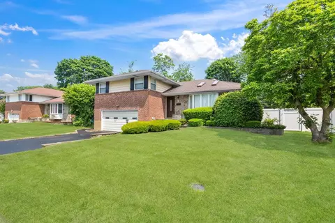 18 Birchwood Park Dr, Syosset, NY 11791