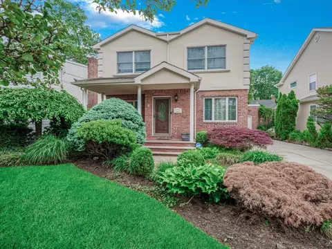 18 Ashland Ave, North Hempstead, NY 11040