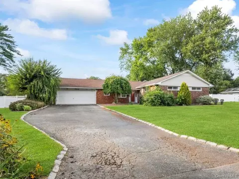 4 Marshmallow Dr, Commack, NY 11725