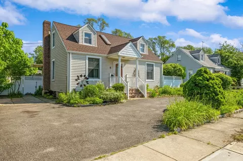 8 Sherman Pl, Bethpage, NY 11714