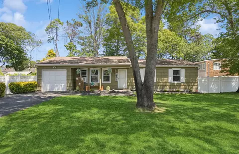 9 Albermarle Ave, Holtsville, NY 11742