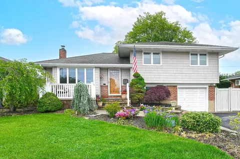 23 Redwood Dr, Plainview, NY 11803