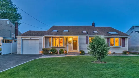 367 Pacific St, Massapequa Park, NY 11762