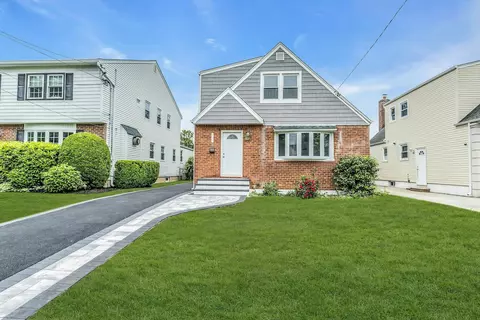 193 Beech St, Floral Park, NY 11001