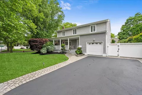 43 Clafford Ln, Melville, NY 11747