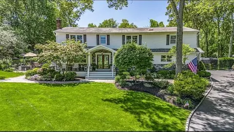 10 Woods Edge Ct, Hauppauge, NY 11788
