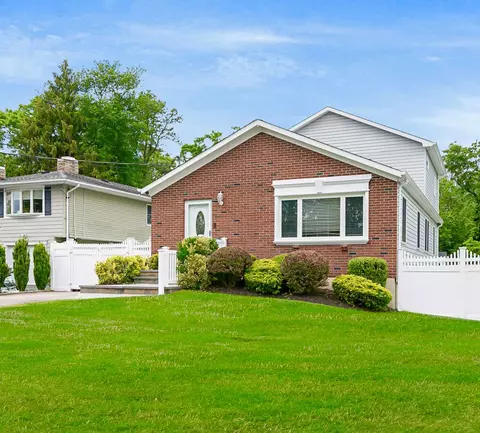 320 Vanderbilt Blvd, Oakdale, NY 11769