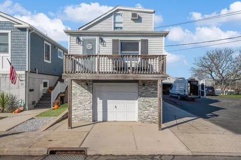 9 8th Ave, East Rockaway, NY 11518