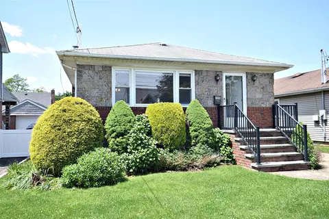205 White Rd, North Hempstead, NY 11501