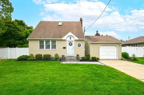 20 Kossuth St, Deer Park, NY 11729