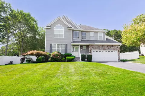 4 Bloomington St, Medford, NY 11763