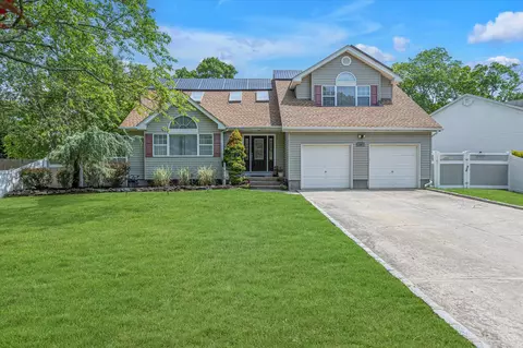 169 Woodland Dr, East Islip, NY 11730