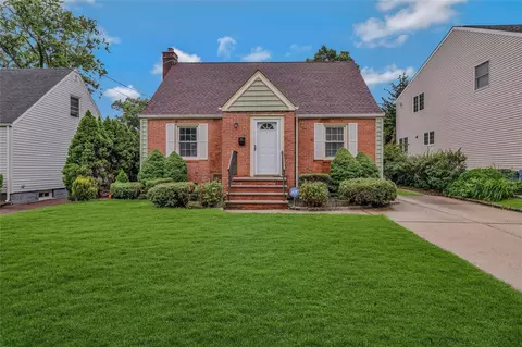 35 Greenway, North Hempstead, NY 11040