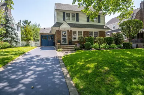 15 Jefferson St, Garden City, NY 11530