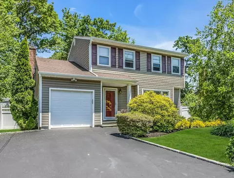 14 Troy Ct, Northport, NY 11768