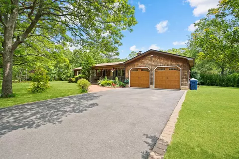 8 Jackson Ave, Hampton Bays, NY 11946