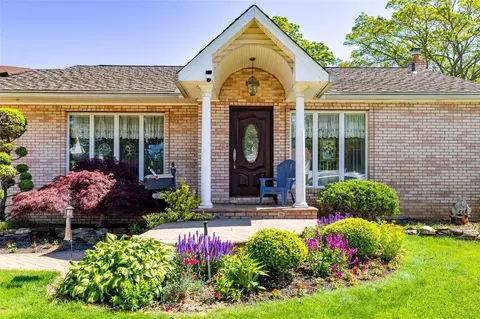 656 N Greene Ave, Lindenhurst, NY 11757