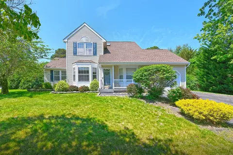 8 Thunder Rd, Miller Place, NY 11764