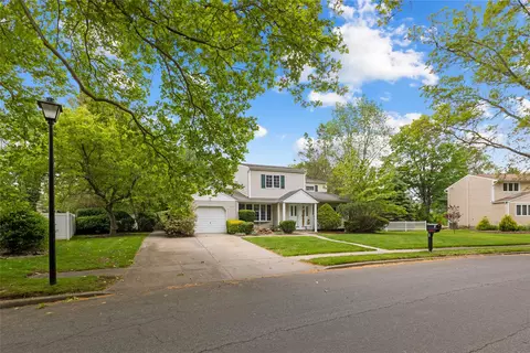 7 Kinsella St, Dix Hills, NY 11746