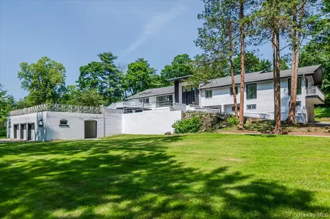 452 E Shore Rd, North Hempstead, NY 11024