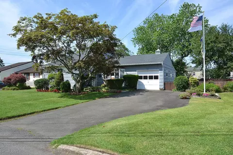 1318 Brooklyn Blvd, Bay Shore, NY 11706