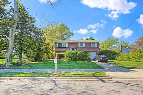 1 Carman Pl, Massapequa, NY 11758