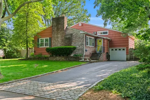 9 Brookside Dr, Huntington, NY 11743