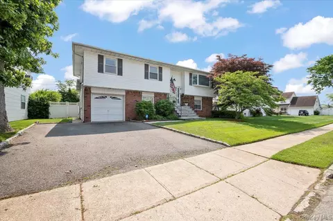 34 Dennis Ln, Bethpage, NY 11714