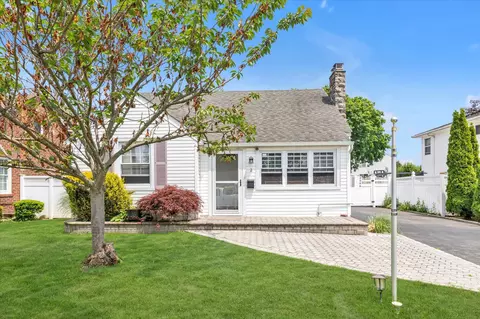 2 Madison Ave, North Bellmore, NY 11710